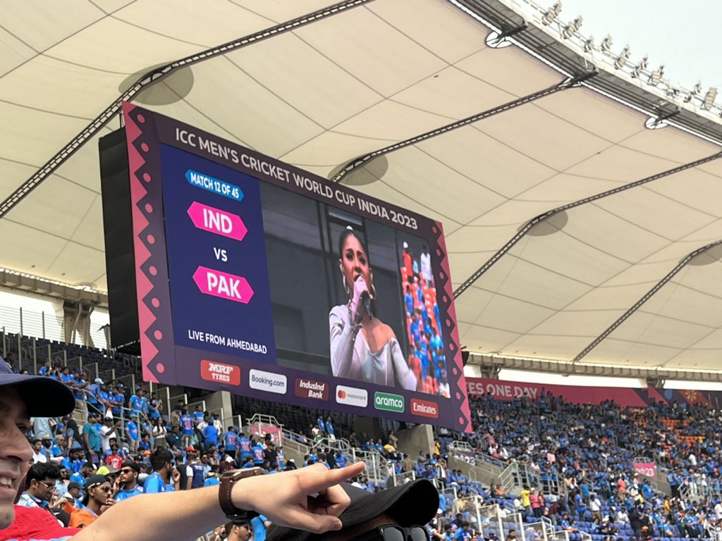 Sunidhi Chauhan singing at Narendra Modi Stadium