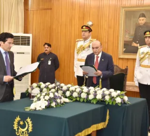 President @AAliZardari administering the oath of office to Mr. Ali Pervaiz as the Minister of State, during an oath-taking ceremony, held at Aiwan-e-Sadr