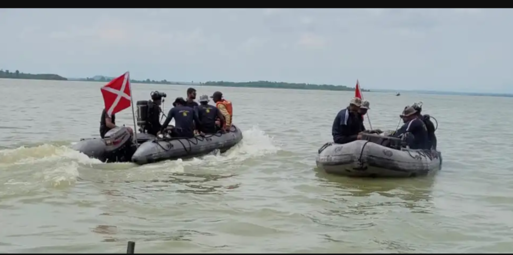 Jamshedpur: A 15-member team from the Indian Navy and the National Disaster Response Force (NDRF) on Thursday morning recovered the body of both the missing pilots from Jharkhand’s Chandil Dam, three days after a two-seater training aircraft crashed a few minutes after taking off from Jamshedpur Airport.