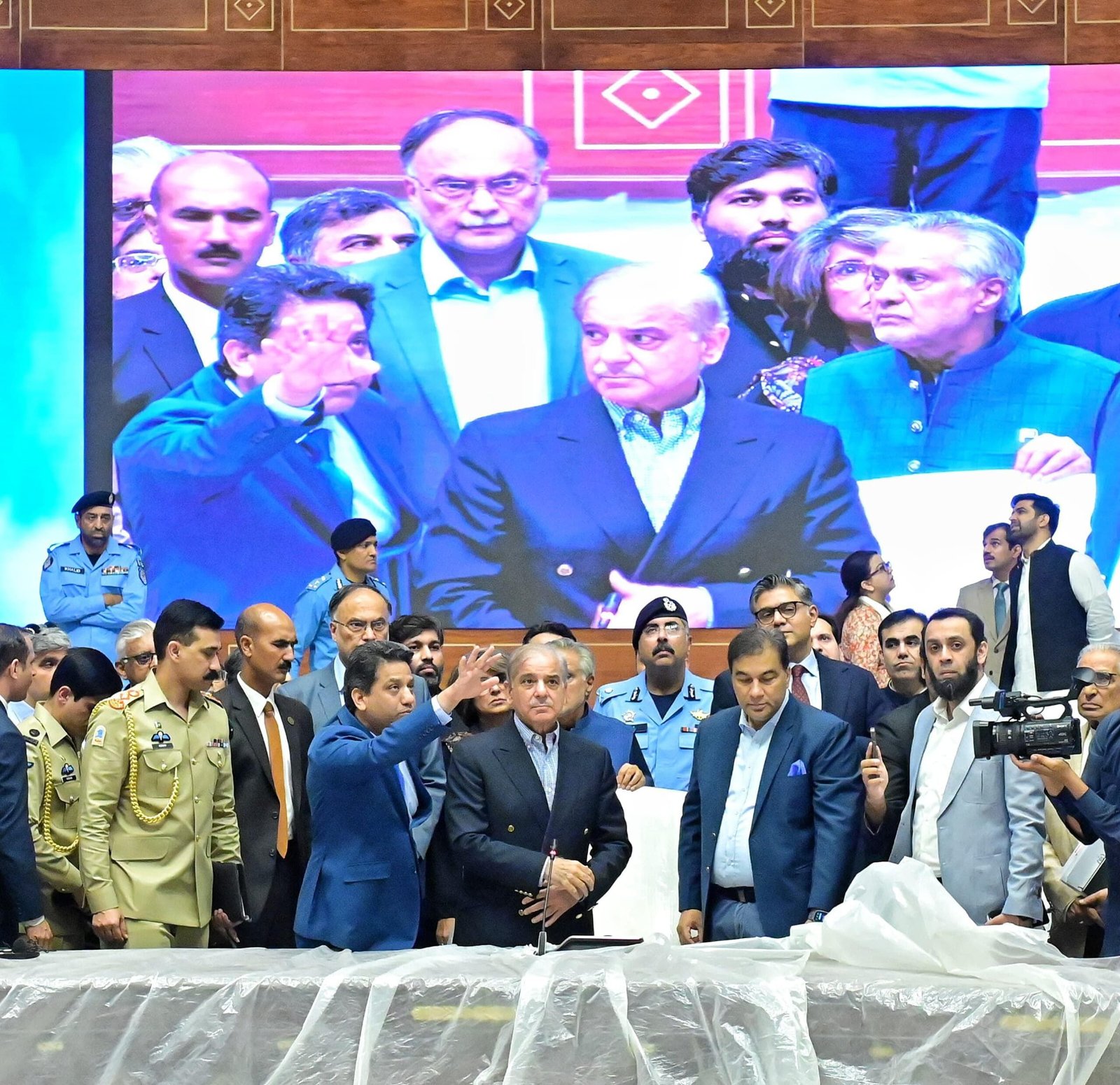 Prime Minister @CMShehbaz visiting Jinnah Convention Centre to review preparations for the upcoming SCO Head of the Governments Summit in Islamabad on 12 October 2024.