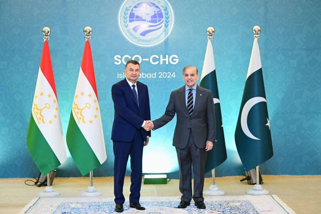 Delighted to meet H.E. Mr. Qohir Rasulzoda, Prime Minister of Tajikistan on margins of 23rd SCO CHG. Thanked him for his participation in SCO meeting and conveyed my best wishes to H.E. Imomali Rahmon, President of Tajikistan. We are determined to continue working together to advance mutually beneficial Pakistan-Tajikistan bilateral cooperation. #SCOSummit