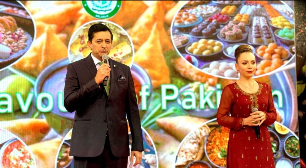 منسک (کامران اشرف ) پاکستانی سفارتخانہ منسک میں 30ویں بین الاقوامی نمائش “پروڈ ایکسپو 2024” میں “فلیورز آف پاکستان” کی شاندار نمائش کی، نمائش بیلاروسین شہریوں سمیت مہمانوان کی کثیر تعداد نے شرکت کی۔ پاکستانی روایتی کھانوں نے نمائش میں اپنی دھوم مچا دی