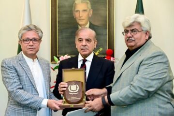 In recognition of his services in identifying Sales Tax fraud, Prime Minister Muhammad Shehbaz Sharif presenting a shield to FBR Officer Aijaz Hussain in Islamabad on 21 November 2024.