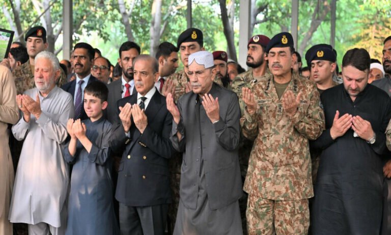 بھارتی جارحیت میں شہید ہونے والے لیفٹننٹ کرنل کے 7 سالہ بیٹے کی نماز جنازہ ادا