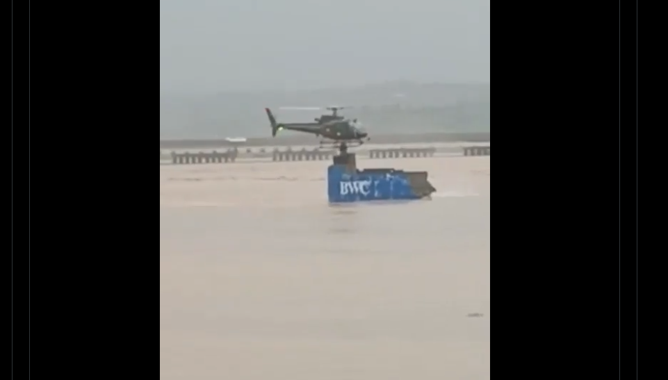 چکری موٹروے انٹرچینج کے قریب پاک فوج کا ہنگامی آپریشن، آرمی ایوی ایشن کے ہیلی کاپٹر نے ایک خاندان کو سیلابی ریلے سے بچا لیا